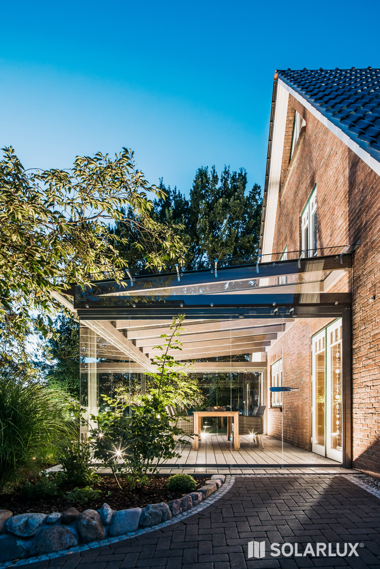 Szklane zadaszenie trasu drewniano aluminiowe SOlarlux