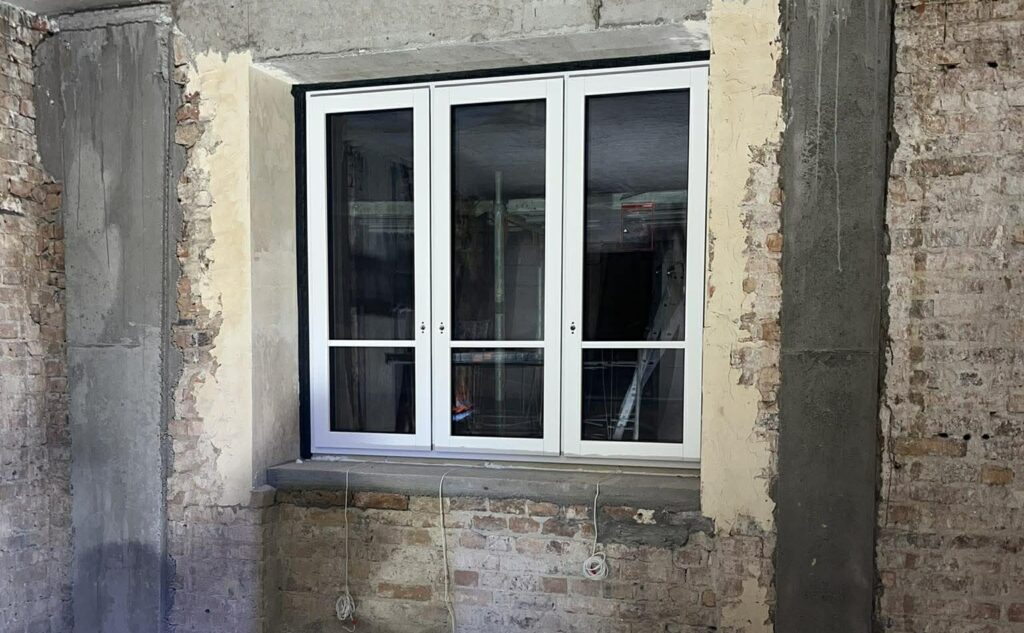 Wymiana okien w kamienicy w Warszawie - na co uważać i jak to zrobić dobrze